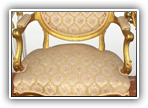 52 - cadeirao dourado de grandes dimensoes